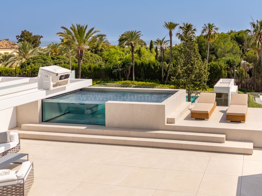 Villa con piscina en la azotea y vistas panorámicas al mar, Marbella