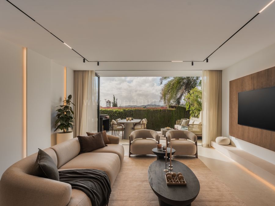 Maison mitoyenne élégante de trois chambres avec terrasse sur le toit à Aloha, Marbella