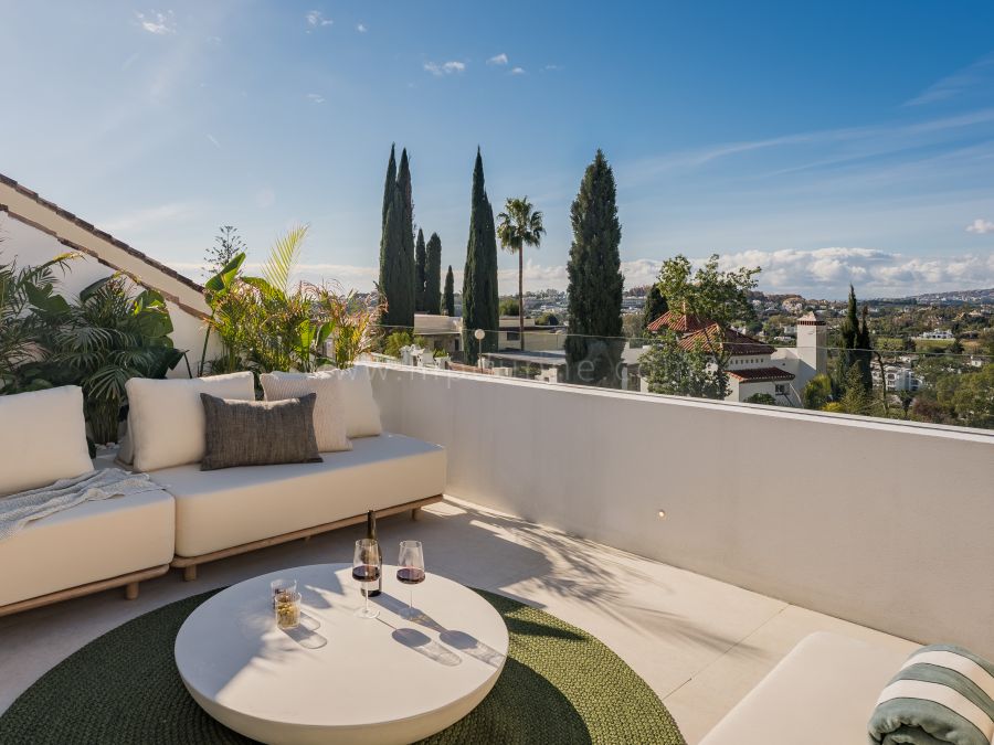 Maison mitoyenne élégante de trois chambres avec terrasse sur le toit à Aloha, Marbella
