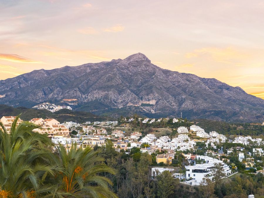 Duplex Penthouse Rénové avec Vues Mer et Montagne