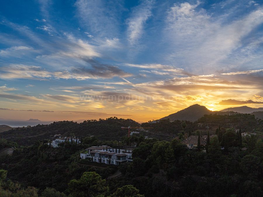 Prime-Grundstück mit Genehmigten Plänen & Panoramablick auf das Meer in La Zagaleta, Costa del Sol