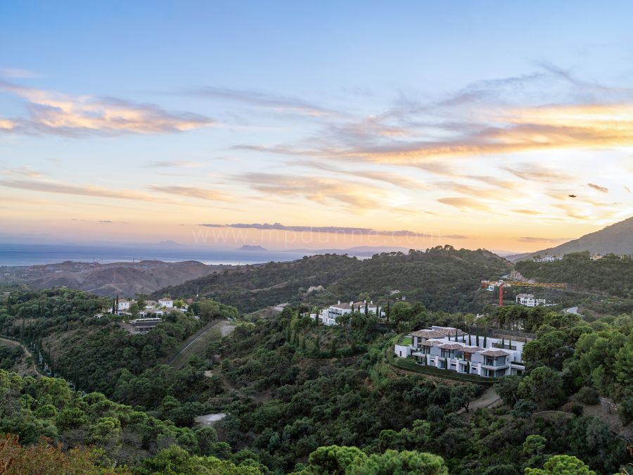 Prime-Grundstück mit Genehmigten Plänen & Panoramablick auf das Meer in La Zagaleta, Costa del Sol