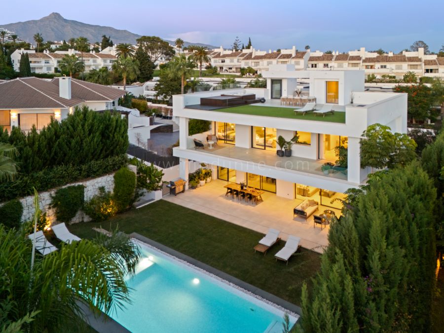 Moderne Fünf-Schlafzimmer-Villa in Nueva Andalucía, Marbella