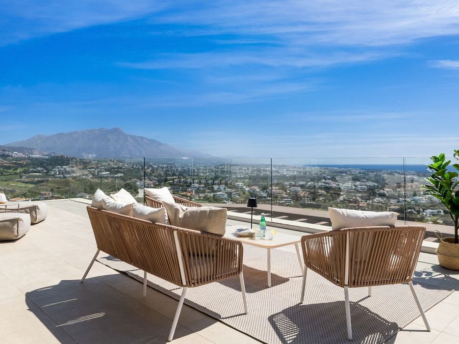 Moderne Villa mit Panoramablick auf Meer und Berge in Benahavís