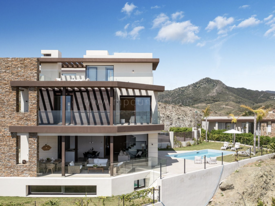 Moderne Villa mit Panoramablick auf Meer und Berge in Benahavís