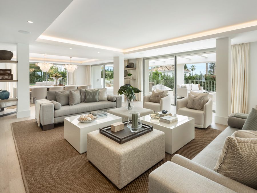 Moderne Luxusvilla mit Tennisplatz und Bergblick in Marbella