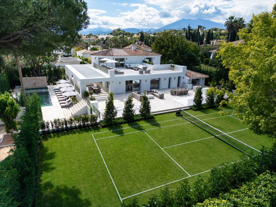 Moderne Luxusvilla mit Tennisplatz und Bergblick in Marbella