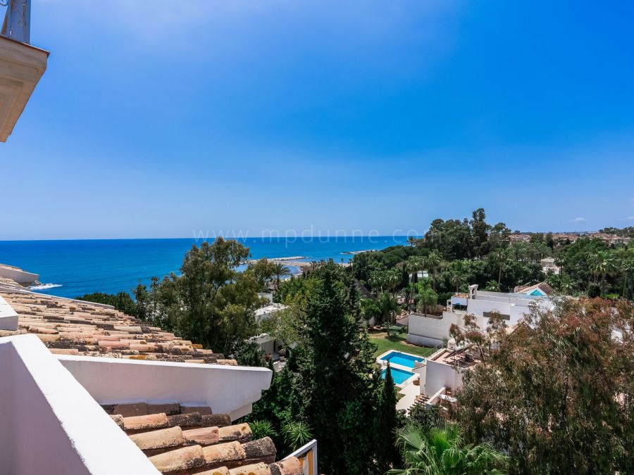 Ático dúplex frente al mar con vistas al mar en Puerto Banús