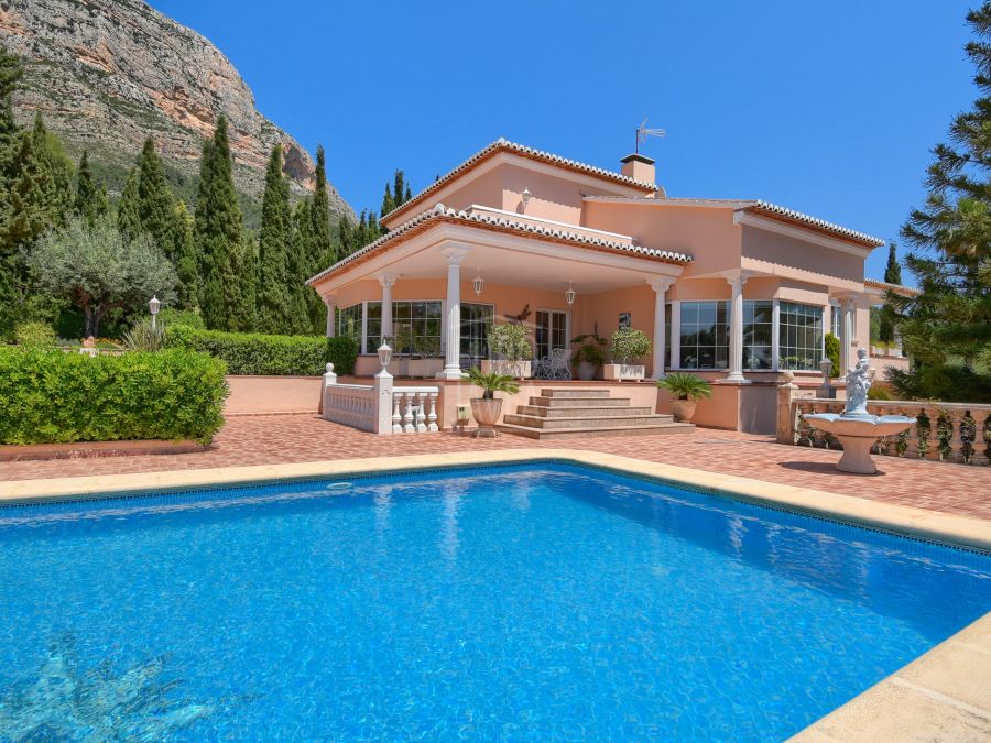 Villa for sale in the Montgo area of Jávea.