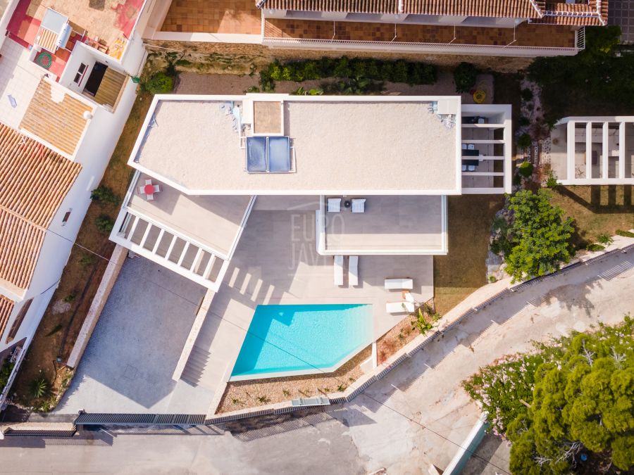 Instapklare luxe villa te koop aan de frontlinie in Jávea met spectaculair uitzicht op zee