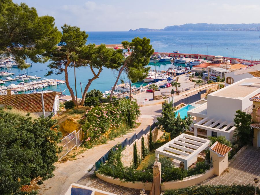 Villa de luxe prête à emménager à vendre en première ligne à Jávea avec des vues spectaculaires sur la mer