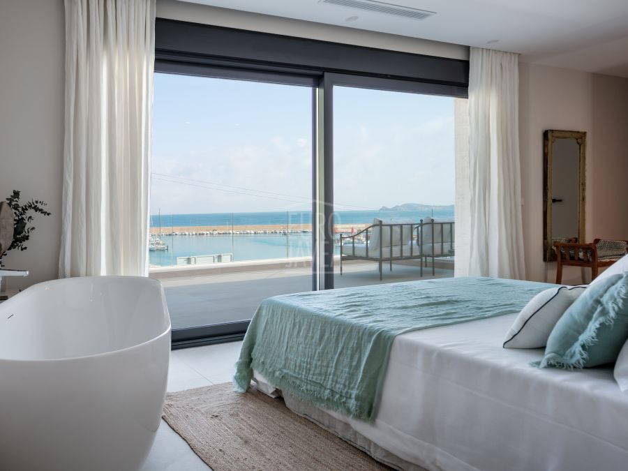 Instapklare luxe villa te koop aan de frontlinie in Jávea met spectaculair uitzicht op zee