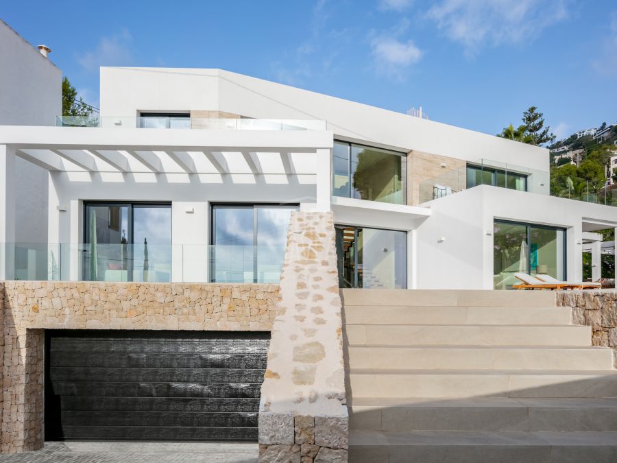 Instapklare luxe villa te koop aan de frontlinie in Jávea met spectaculair uitzicht op zee