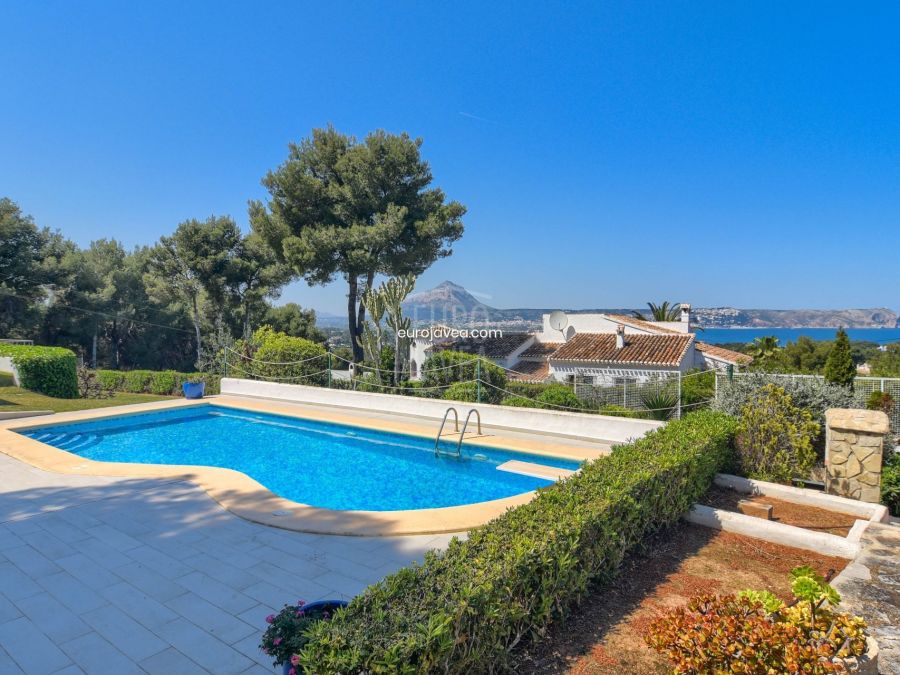 Villa exclusive et luxueuse à vendre à Jávea dans un quartier très calme avec vue sur la mer