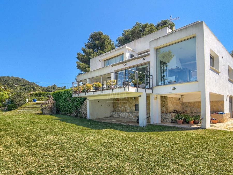 Exclusive and luxurious villa for sale in Jávea in a very quiet area with sea views