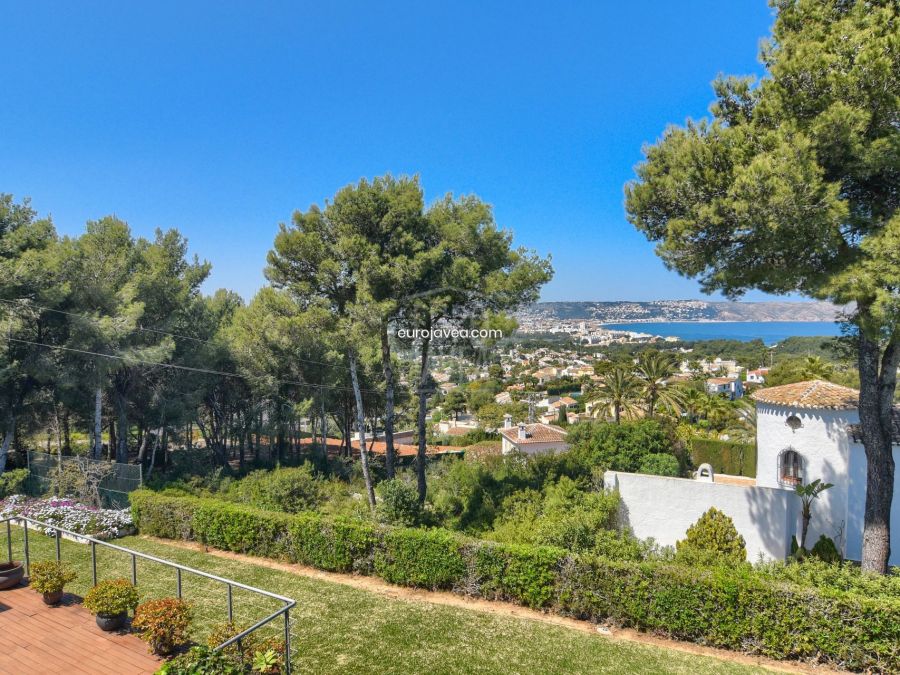 Exclusive and luxurious villa for sale in Jávea in a very quiet area with sea views