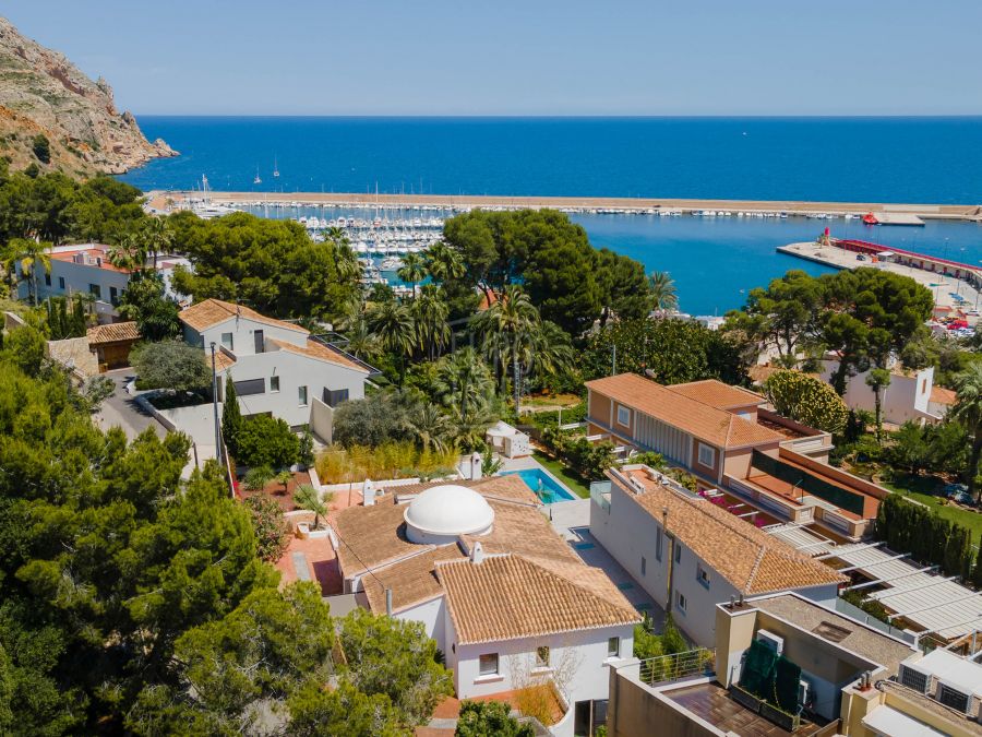 Villa en exclusiva a la venta en Jávea con magníficas vistas al mar andando al puerto
