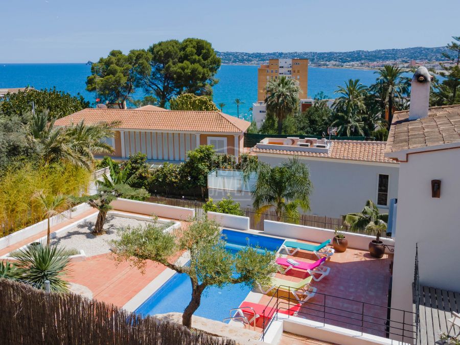 Villa en exclusiva a la venta en Jávea con magníficas vistas al mar andando al puerto