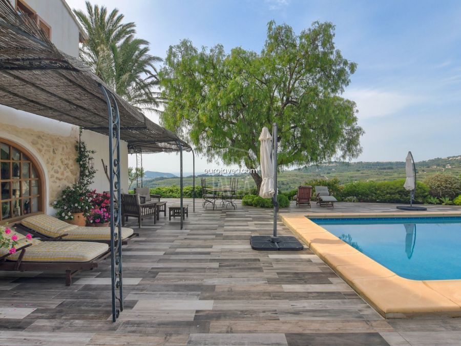 Traditionele finca te koop in Teulada op een groot perceel met open en uitzicht op zee