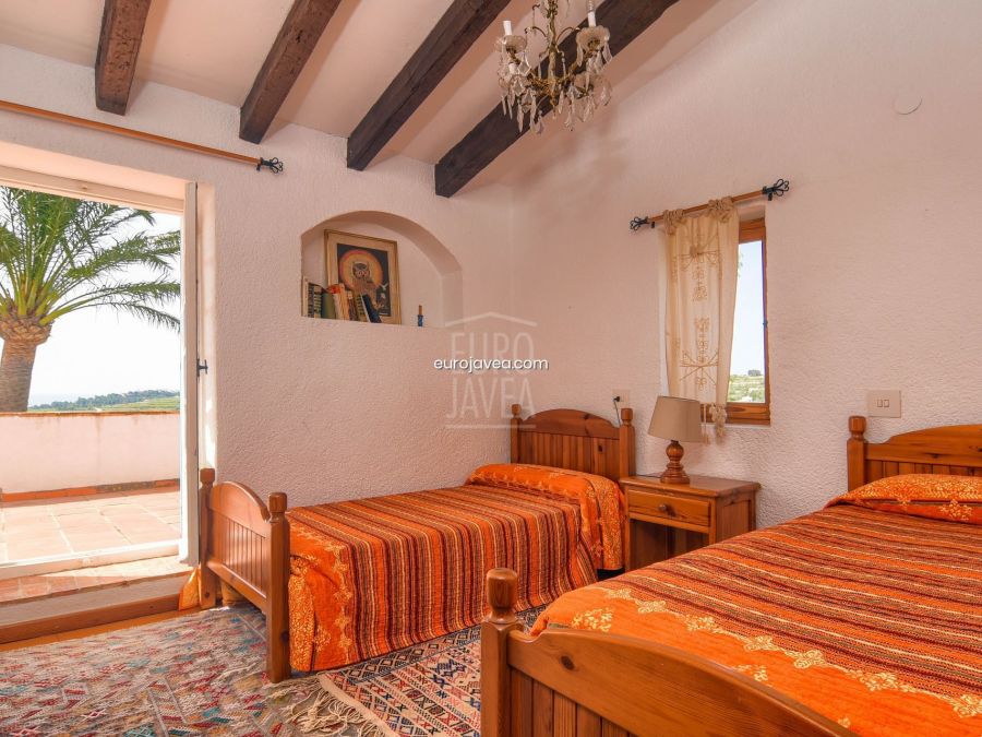 Traditionele finca te koop in Teulada op een groot perceel met open en uitzicht op zee