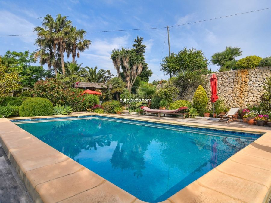 Traditionele finca te koop in Teulada op een groot perceel met open en uitzicht op zee