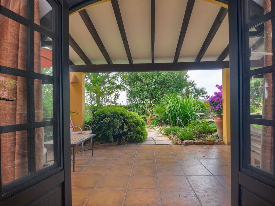 Traditionele finca te koop in Teulada op een groot perceel met open en uitzicht op zee