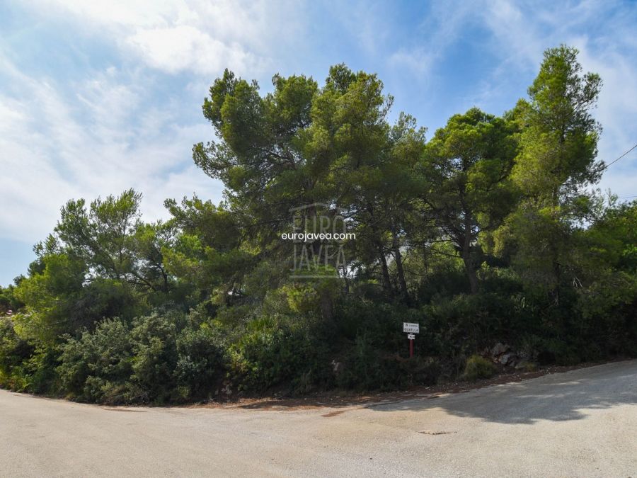 Parcela a la venta en Jávea en zona urbana orientada al sur
