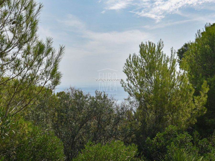 Plot for sale in Jávea with sea views in an urbanized area. South orientation