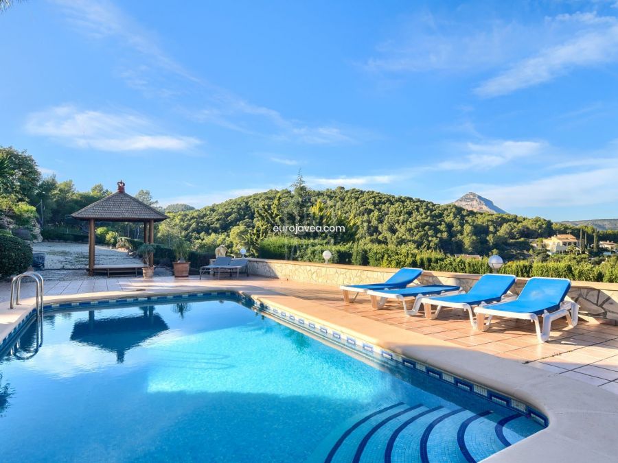 Villa te koop in Jávea met uitzicht op zee en Cabo de San Antonio, op een paar minuten rijden van het Arenal strand.
