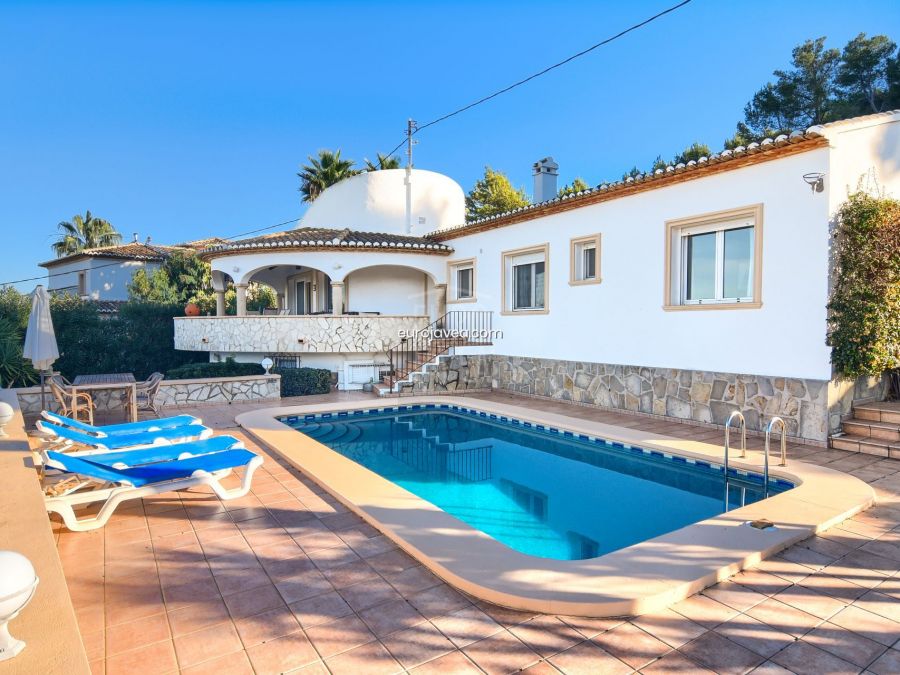 Villa a la venta en Jávea con vistas al mar y al Cabo de San Antonio , a pocos minutos en coche de la playa del Arenal .
