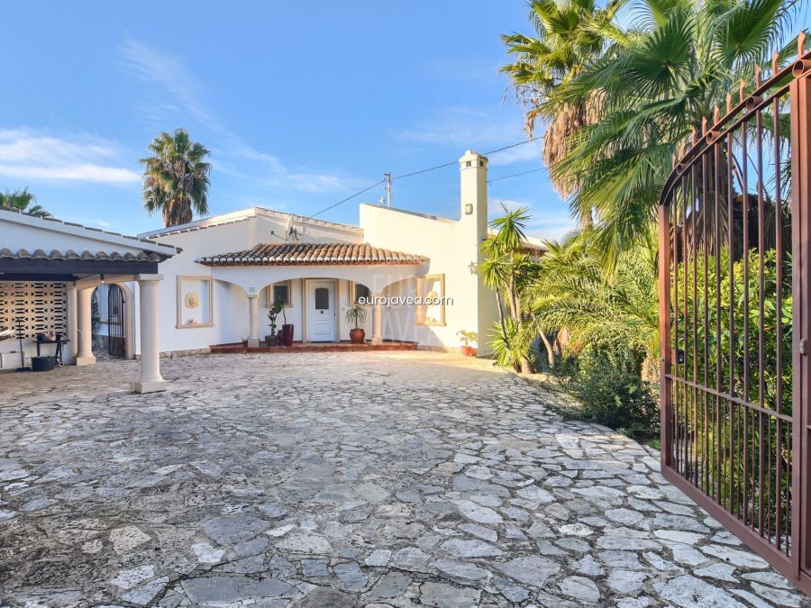 Villa for sale in Jávea, with views to Cabo San Antonio and the sea. A few minutes driving distance to the Arenal Beach.