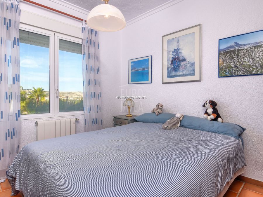 Villa a la venta en Jávea con vistas al mar y al Cabo de San Antonio , a pocos minutos en coche de la playa del Arenal .