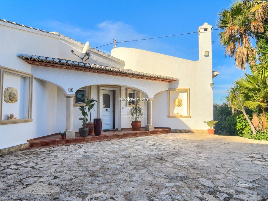 Villa a la venta en Jávea con vistas al mar y al Cabo de San Antonio , a pocos minutos en coche de la playa del Arenal .