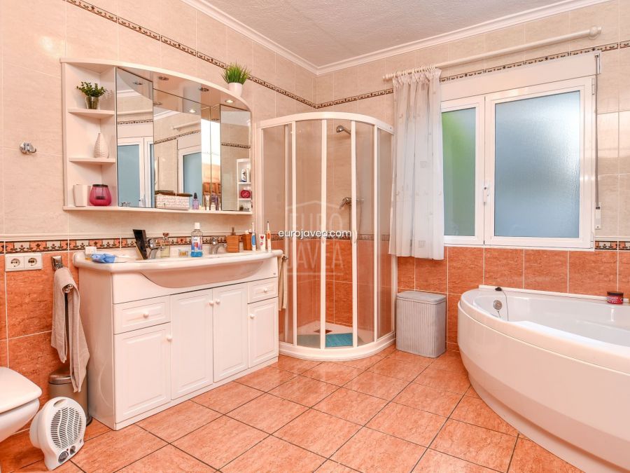 Villa a la venta en Jávea con vistas al mar y al Cabo de San Antonio , a pocos minutos en coche de la playa del Arenal .