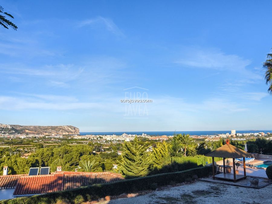 Villa a la venta en Jávea con vistas al mar y al Cabo de San Antonio , a pocos minutos en coche de la playa del Arenal .
