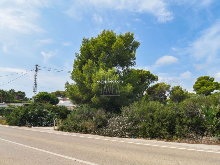 Parcela llana a la venta en Jávea en suelo urbano . Orientación sur
