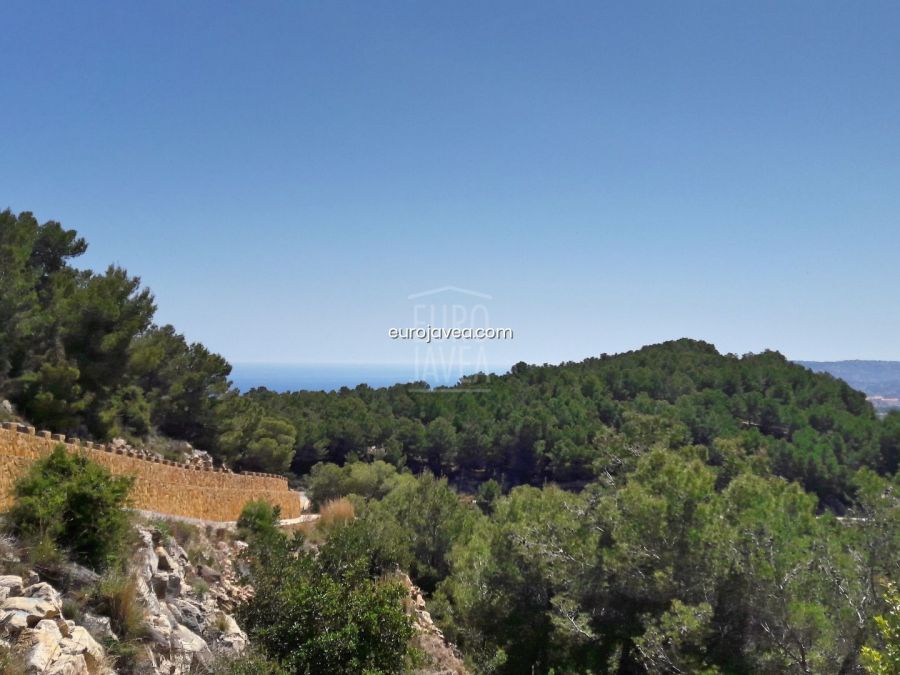 Plot for sale in Jávea, a few minutes from the old town. With building license, ready to build.