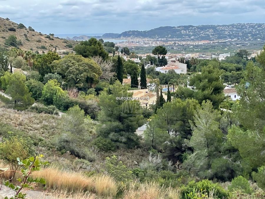 Flat plot for sale in Jávea near the town area, in an urbanized area