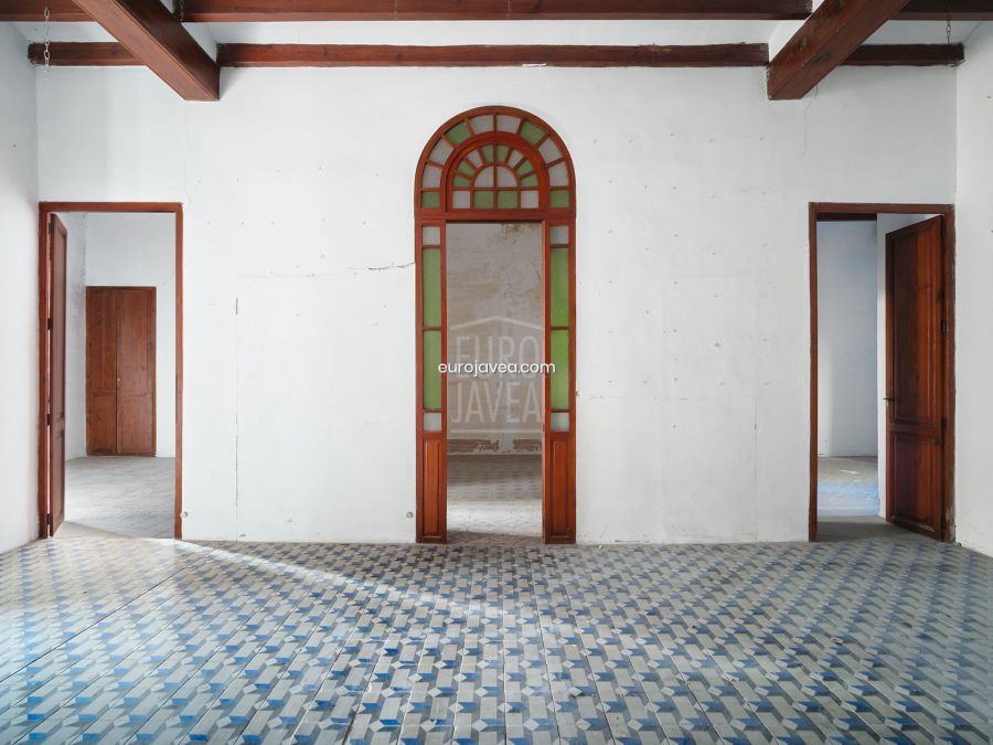 Casa señorial para reformar a la venta en Jávea, a un paso del casco antiguo con muchas posibilidades.
