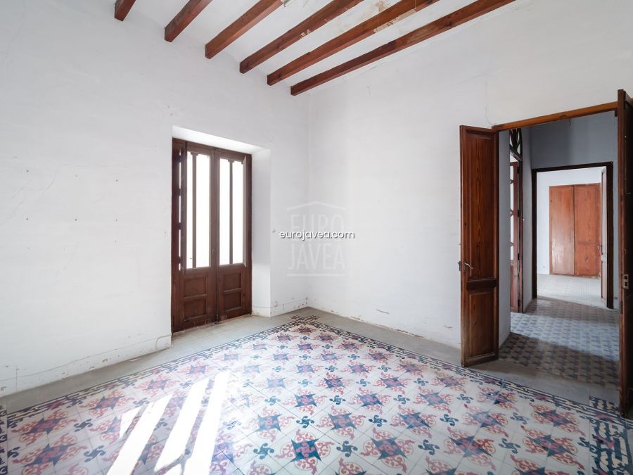 Seignorial town house to renovate for sale in Jávea, close to the old town with many possibilities.