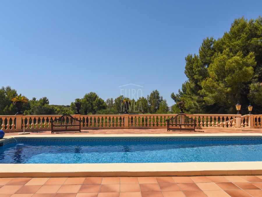 Villa a la venta en Jávea en exclusiva con vistas abiertas y al mar en amplia parcela