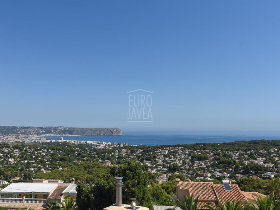 Villa a la venta en Jávea en exclusiva con vistas abiertas y al mar en amplia parcela