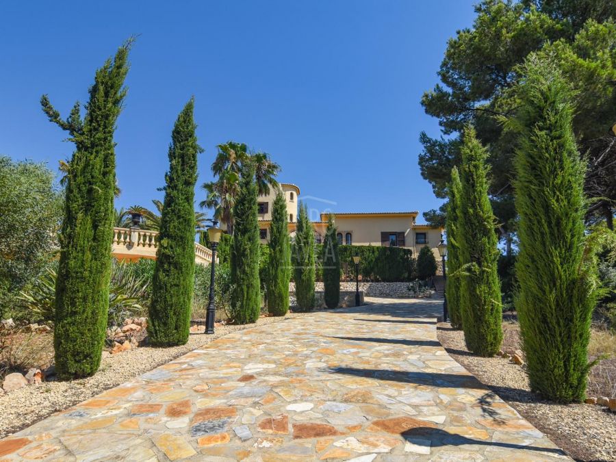 Villa à vendre exclusivement à Jávea avec des vues ouvertes et des vues sur la mer sur un grand terrain.