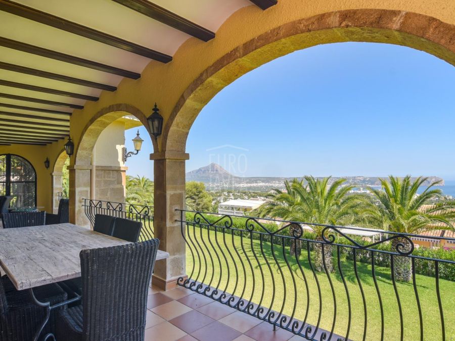 Villa a la venta en Jávea en exclusiva con vistas abiertas y al mar en amplia parcela