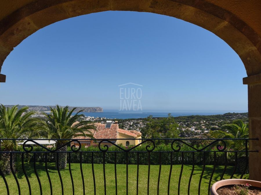 Villa a la venta en Jávea en exclusiva con vistas abiertas y al mar en amplia parcela