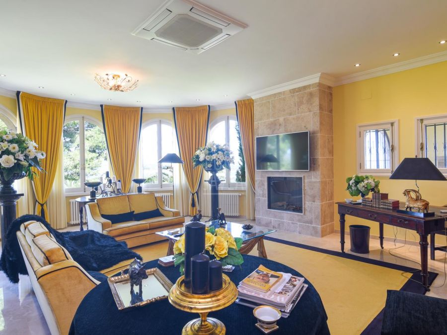 Villa a la venta en Jávea en exclusiva con vistas abiertas y al mar en amplia parcela