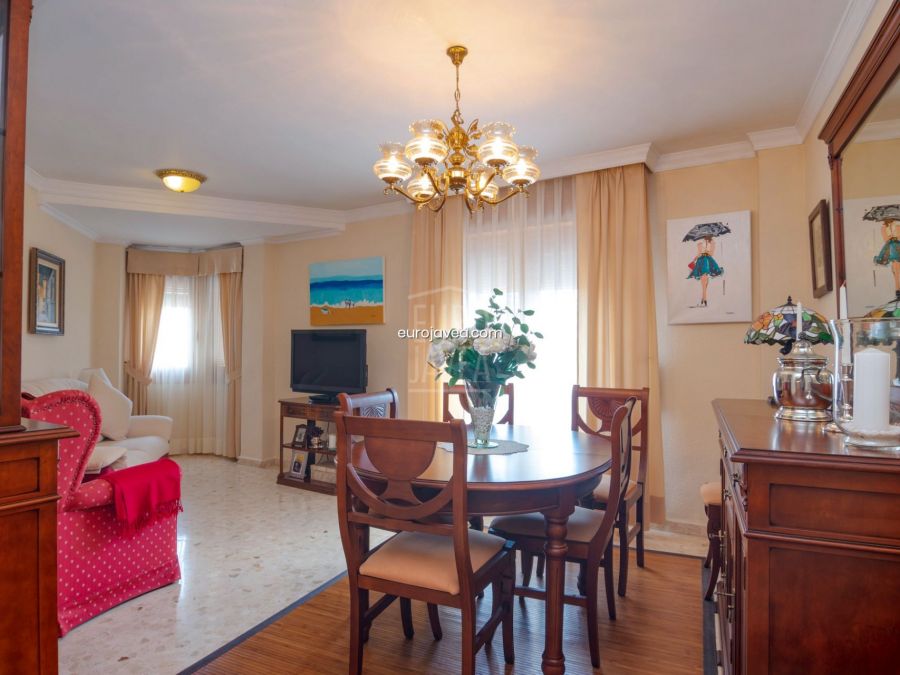 Edificio con local comercial a la venta en Javea , en la zona del pueblo