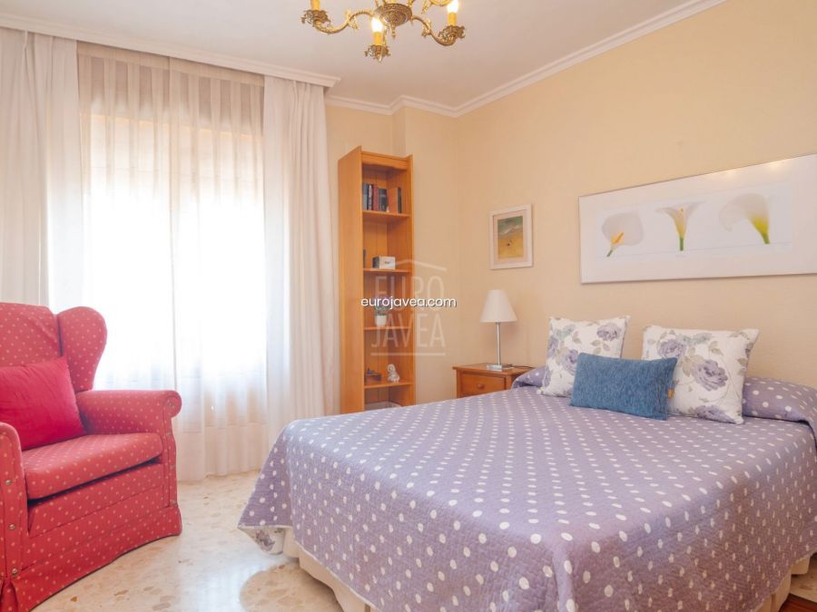 Edificio con local comercial a la venta en Javea , en la zona del pueblo