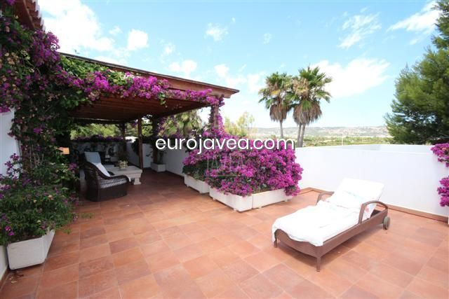 Magnifique villa de luxe avec très grand jardin avec pelouse à moins de 3 minutes de la plage Arenal et toutes commodités.