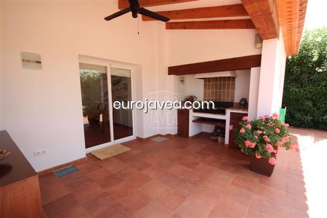 Gorgeous luxury villa with beautiful lawned garden less than 3 minutes from to the Arenal beach and all amenities.